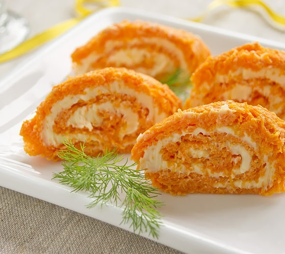 Морковно-апельсиновый рулет с творожной начинкой
